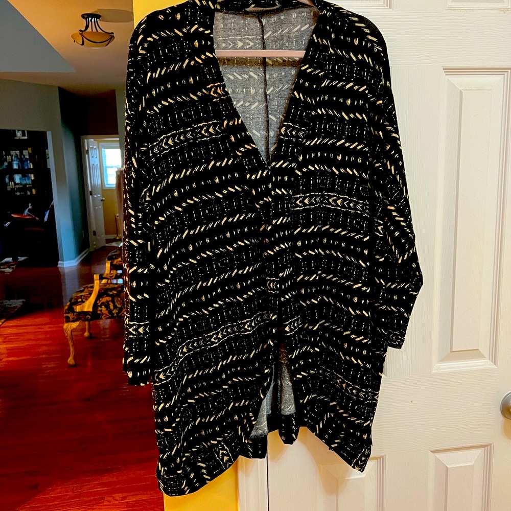 NWOT!  Fashion To Figure Lightweight, very soft Open Front Duster. Black & Cream